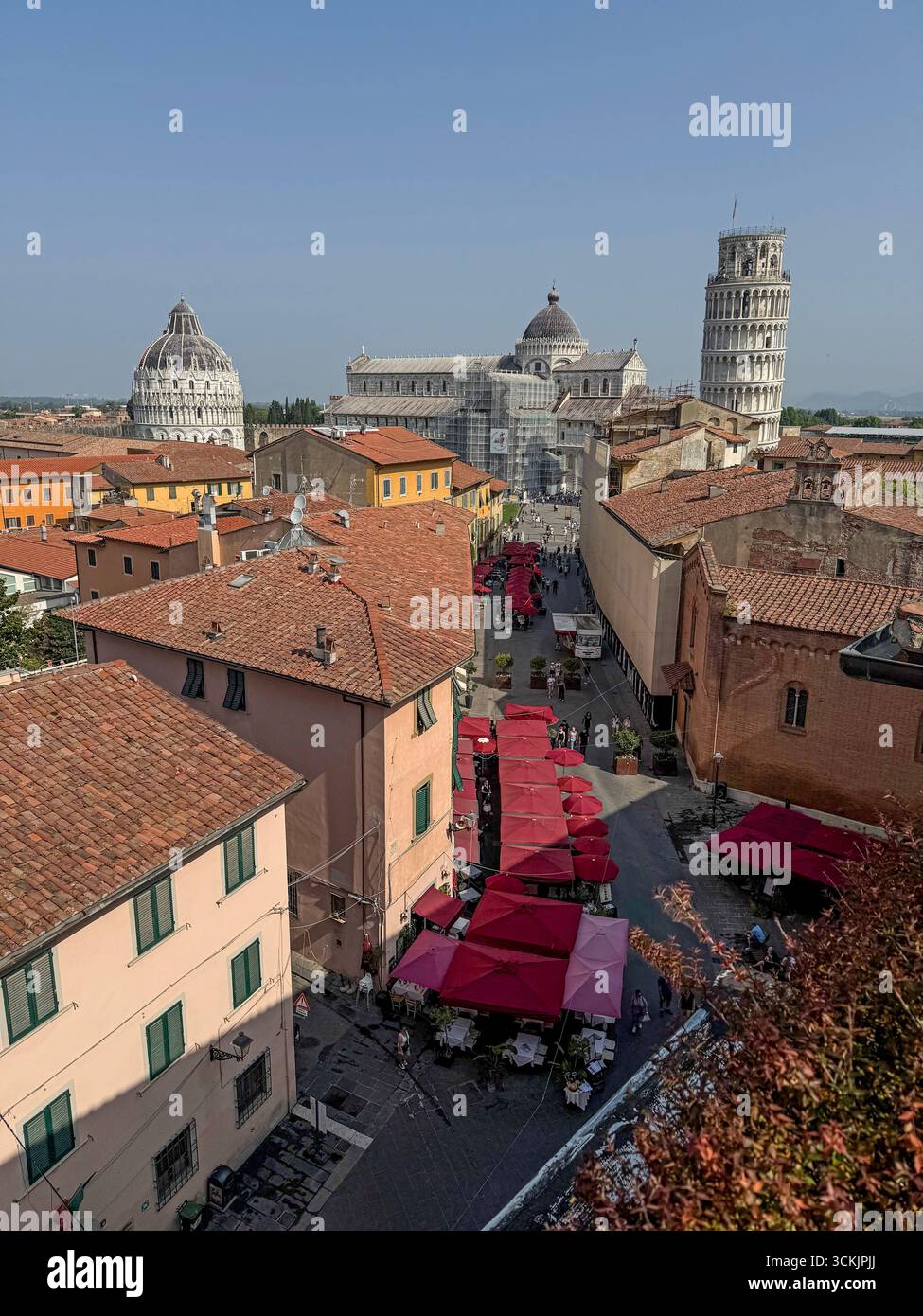 Horizon des trois célèbres monuments de Pise, le dôme du Baptistère, la cathédrale de Pise et la tour penchée ci-dessous est la longue rue, via Santa Mar Banque D'Images