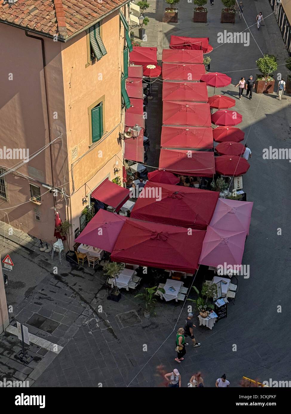 Ci-dessous est la longue rue, via Santa Marie est un repaire populaire auprès des touristes pour ses restaurants en plein air et boutiques de cadeaux à Pise dans la région Toscane de celui-ci Banque D'Images