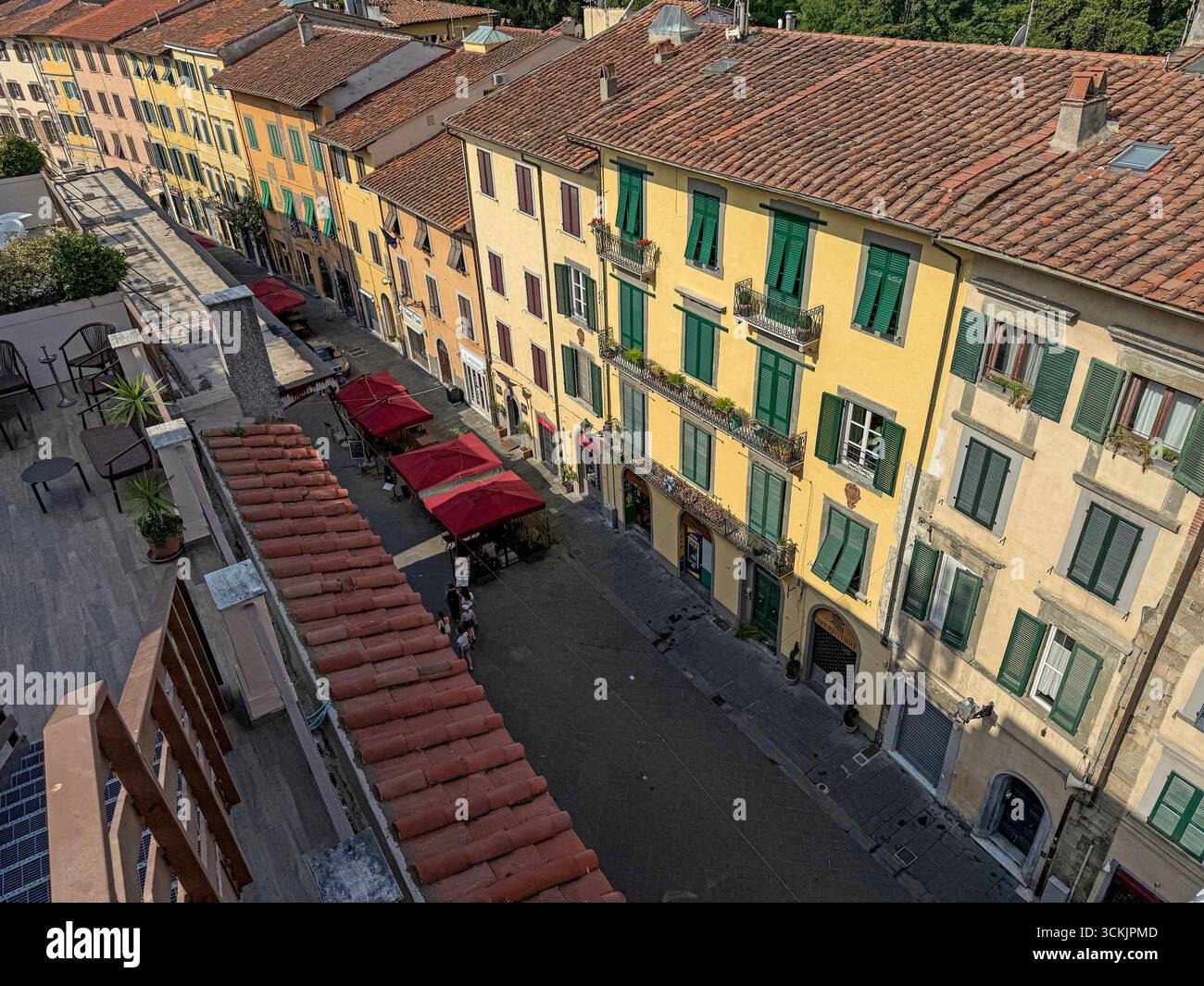 Ci-dessous est la longue rue, via Santa Marie est un repaire populaire auprès des touristes pour ses restaurants en plein air et boutiques de cadeaux à Pise dans la région Toscane de celui-ci Banque D'Images