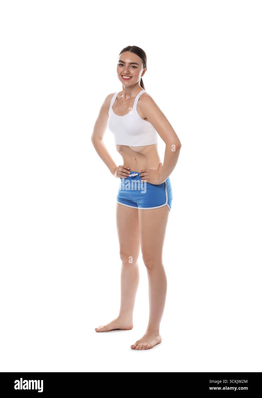 Femme heureuse faisant l'exercice de vide abdominal sur fond blanc Banque D'Images