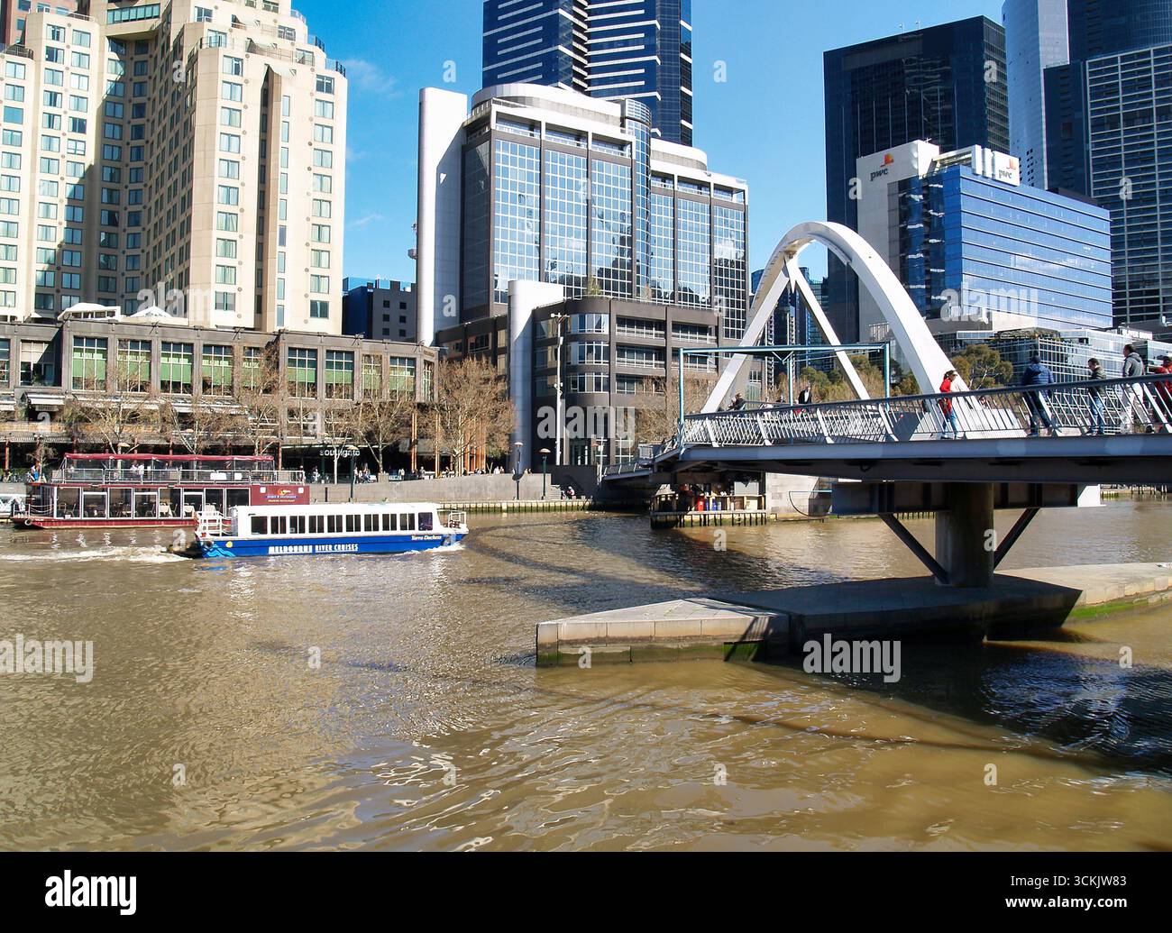 La rivière Yarra dans le centre-ville de Melbourne, Victoria, Australie. Banque D'Images