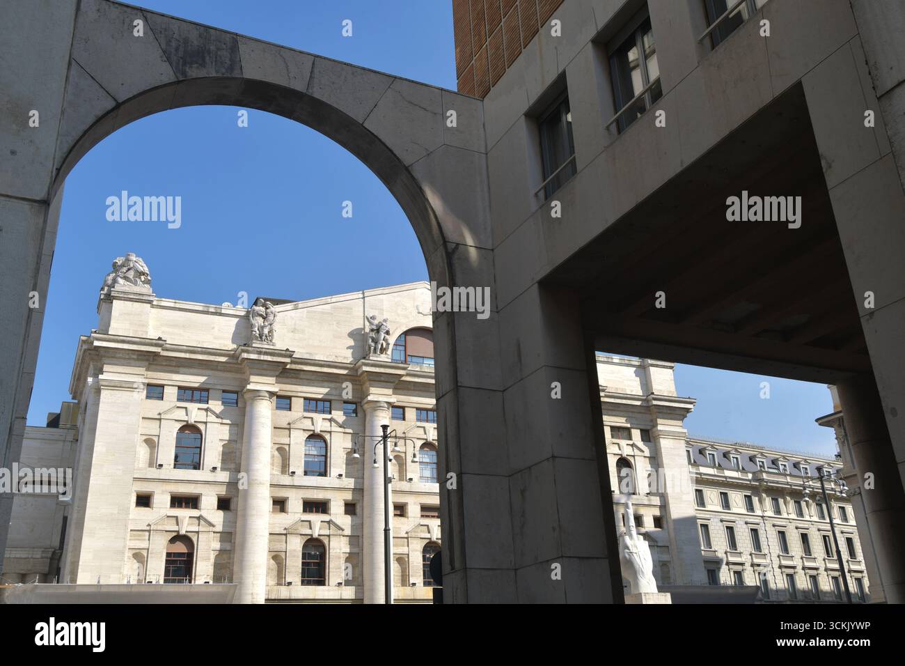 Palazzo Mezzanotte, ou Palazzo della Borsa, abrite la Bourse de Milan sur la Piazza degli Affari. La façade monumentale est dans le style Novecento. Banque D'Images