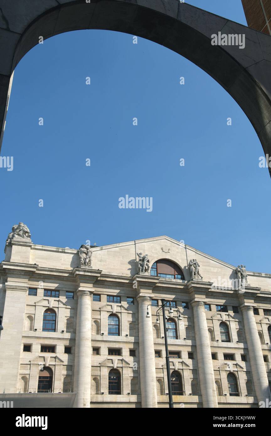 Palazzo Mezzanotte, ou Palazzo della Borsa, abrite la Bourse de Milan sur la Piazza degli Affari. La façade monumentale est dans le style Novecento. Banque D'Images