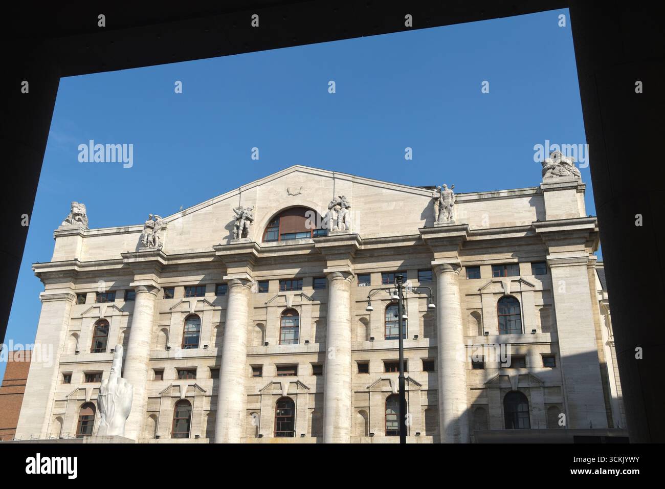 Palazzo Mezzanotte, ou Palazzo della Borsa, abrite la Bourse de Milan sur la Piazza degli Affari. La façade monumentale est dans le style Novecento. Banque D'Images