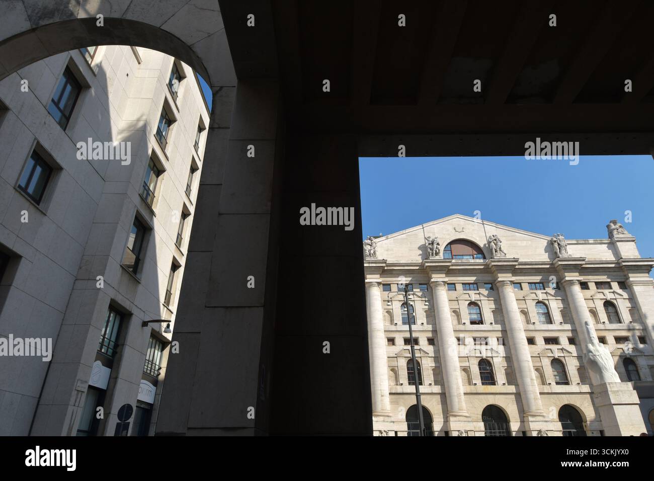 Palazzo Mezzanotte, ou Palazzo della Borsa, abrite la Bourse de Milan sur la Piazza degli Affari. La façade monumentale est dans le style Novecento. Banque D'Images