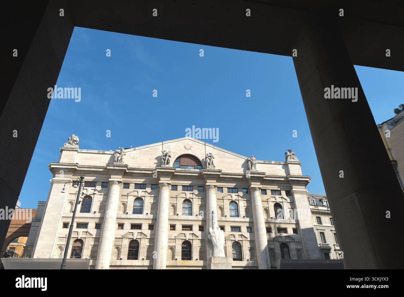 Palazzo Mezzanotte, ou Palazzo della Borsa, abrite la Bourse de Milan sur la Piazza degli Affari. La façade monumentale est dans le style Novecento. Banque D'Images