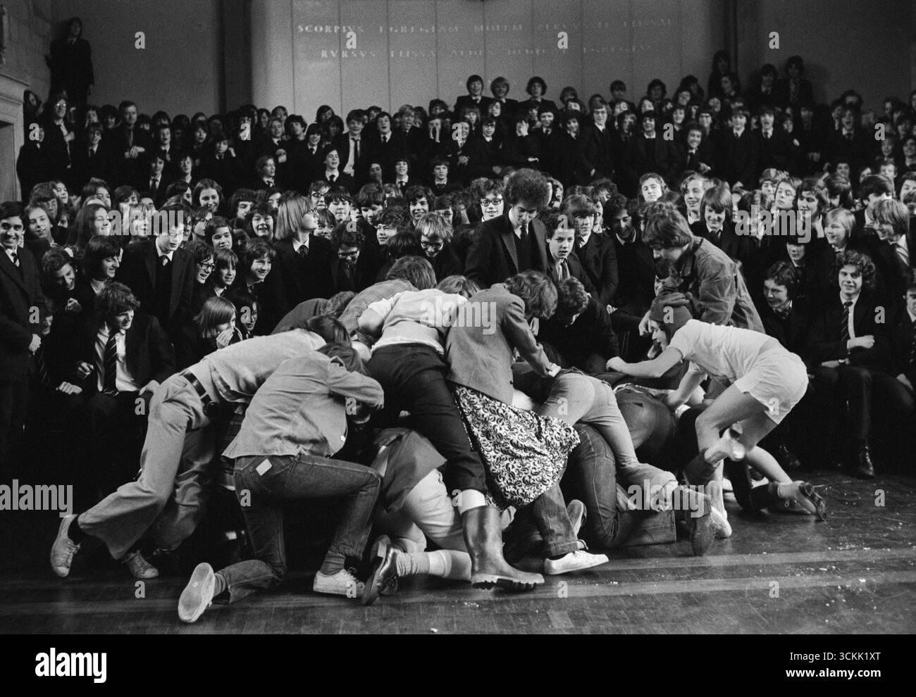 Westminster School Shrove Tuesday Pancake Greaze. Garçons Scramble - se battre pour un morceau de la crêpe. Le gagnant est l'étudiant avec la plus grande pièce. Westminster, Londres, Angleterre années 1976 1970 Royaume-Uni HOMER SYKES Banque D'Images