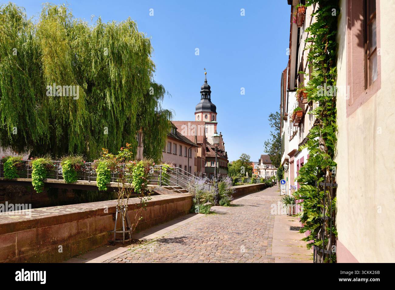 Ettlingen, Allemagne - 13 août 2025 : Rue dans le vieux centre-ville historique avec pont couvert de fleurs sur le ruisseau Alb à Ettlingen Banque D'Images