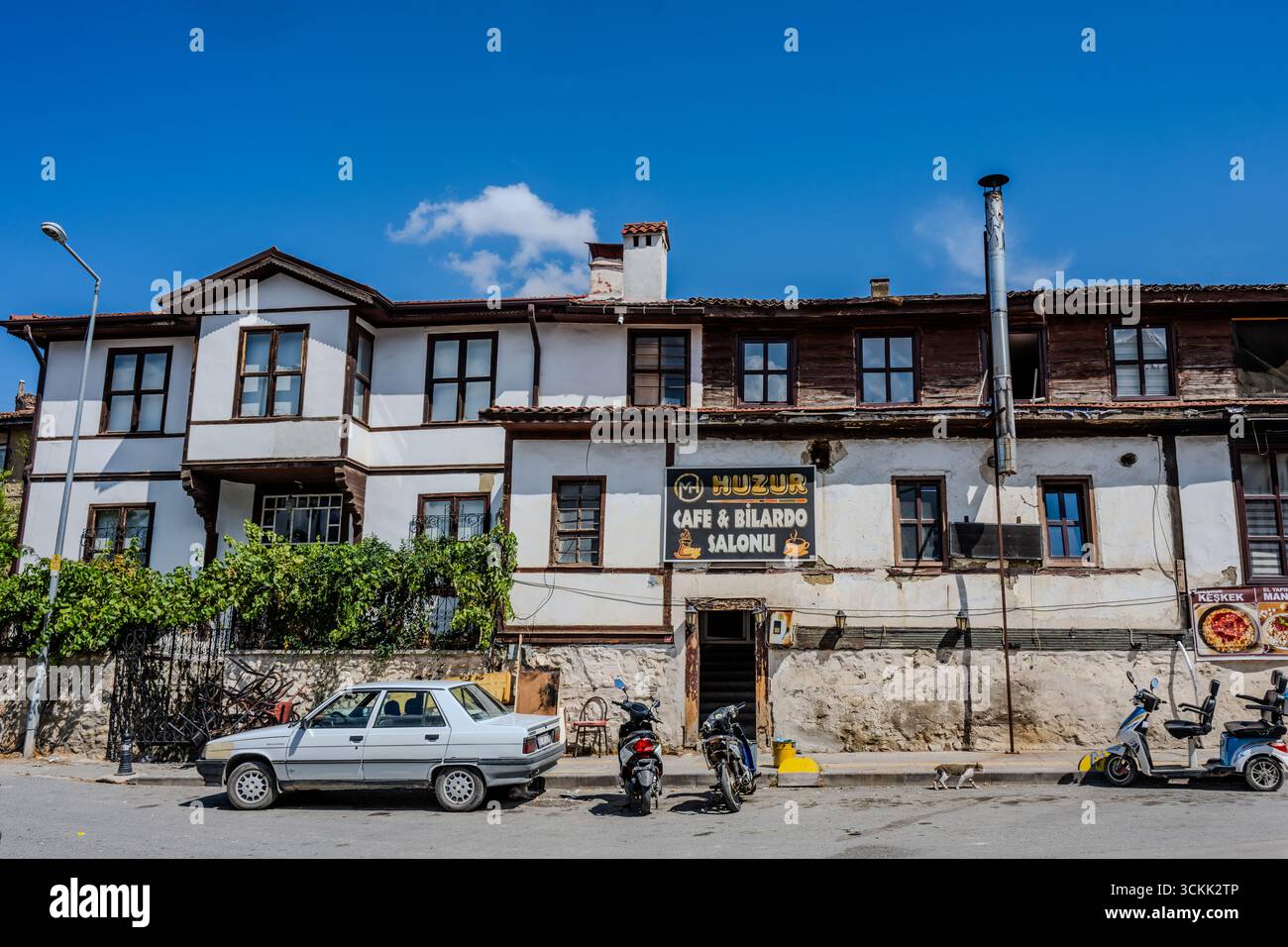 Un bâtiment traditionnel de style ottoman abritant un café et une salle de billard par une journée ensoleillée à Taraklı, Sakarya, Türkiye, 08 septembre 2025. Banque D'Images