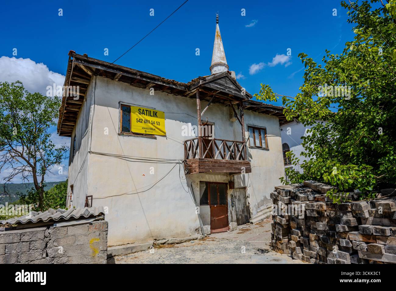 La mosquée historique Yunus Paşa, également connue sous le nom de Kurşunlu Camii, avec son grand minaret, située dans la vieille ville de Taraklı, Sakarya, Türkiye, le 0 septembre Banque D'Images