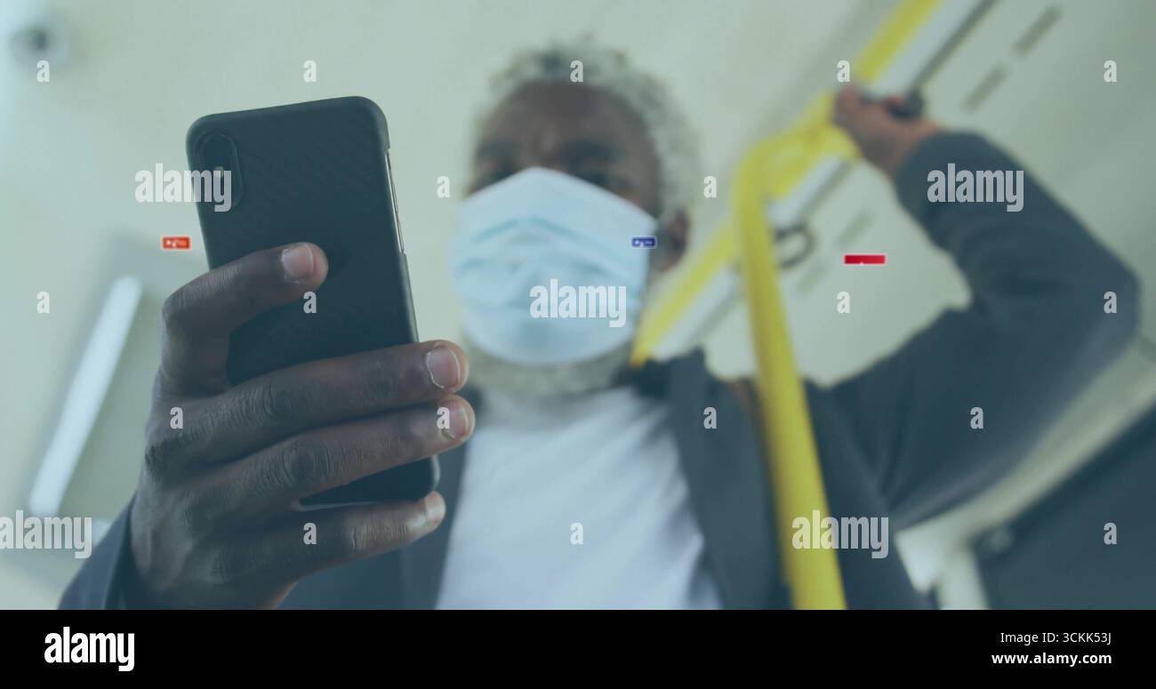 Vérification smartphone banlieue portant un masque chirurgical, saisissant la main courante jaune dans la voiture de métro Banque D'Images