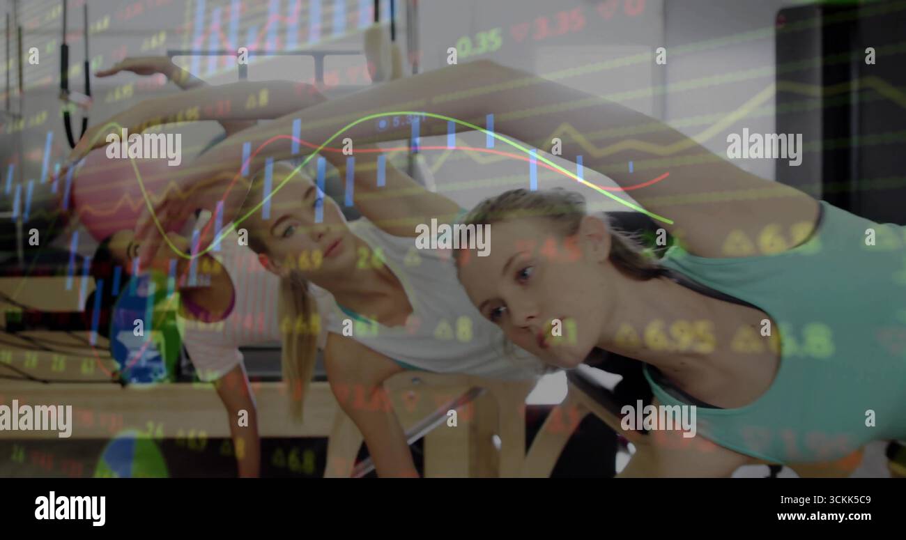 Aligner trois femmes côté flexion sur les réformateurs Pilates en studio, superposer les graphiques boursiers Banque D'Images