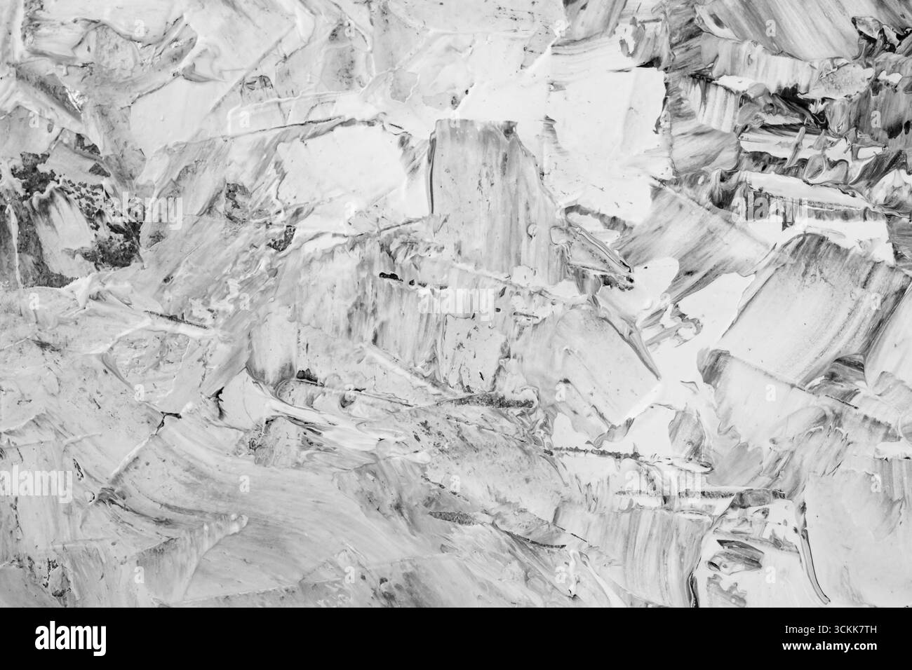 Pâte de mastic mélangée à de l'encre noire, détail abstrait gros plan des coups de spatule sur la rénovation de stuc Banque D'Images