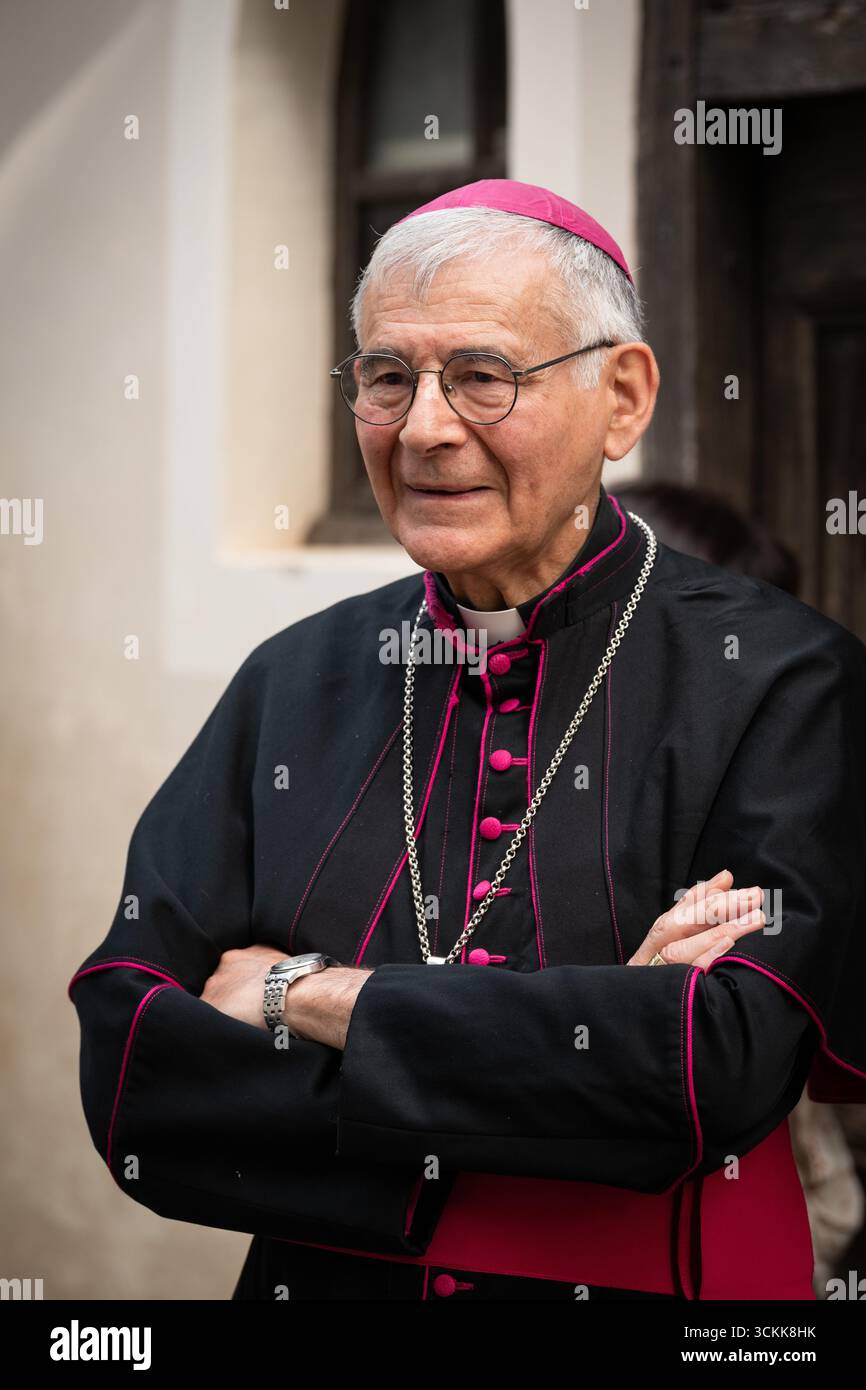 ARS sur Formans, Ain, France, mai 31 2025 : Portrait de Mgr Pascal Roland. Après avoir été nommé évêque de Moulins par le pape Jean-Paul II en janvier Banque D'Images ARS sur Formans, Ain, France, mai 31 2025 : Portrait de Mgr Pascal Roland. Après avoir été nommé évêque de Moulins par le pape Jean-Paul II en janvier Banque D'Images