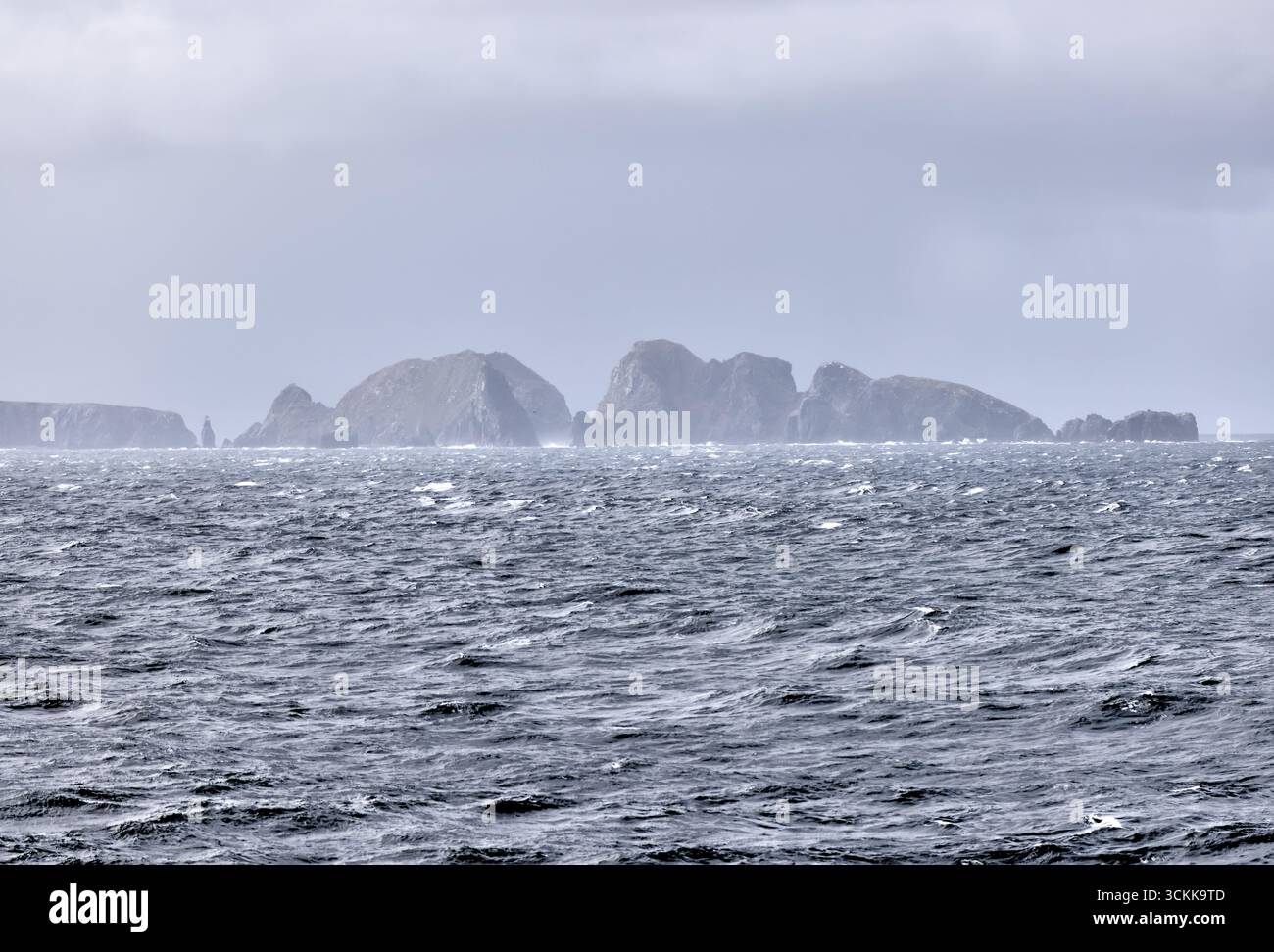 Cap Horn, Chili – 23 décembre 2022 : falaises escarpées du Cap Horn vues depuis un bateau de croisière traversant le passage de Drake sous un ciel spectaculaire Banque D'Images