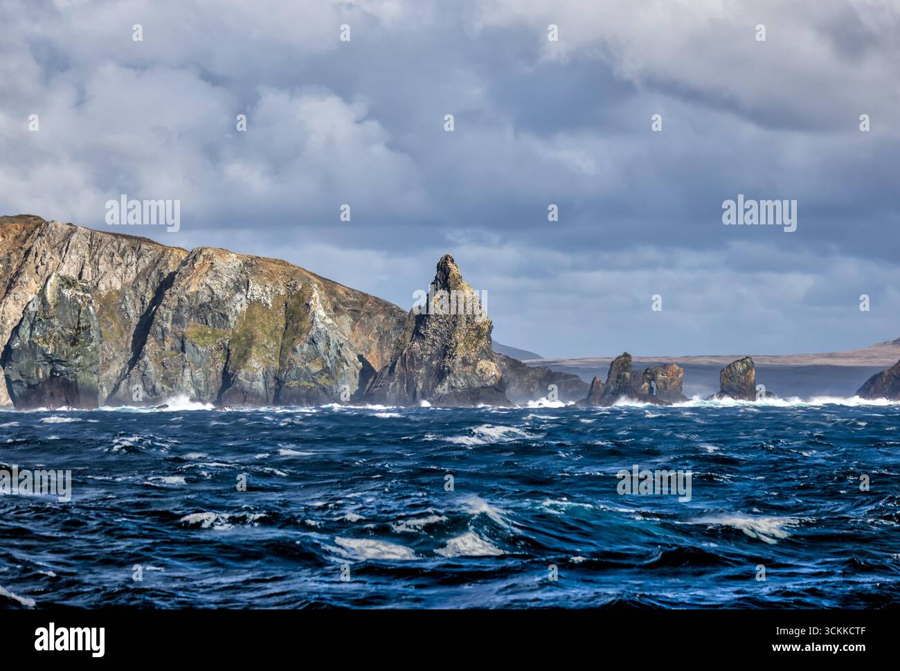 Cap Horn, Chili – 23 décembre 2022 : falaises escarpées du Cap Horn vues depuis un bateau de croisière traversant le passage de Drake sous un ciel spectaculaire Banque D'Images