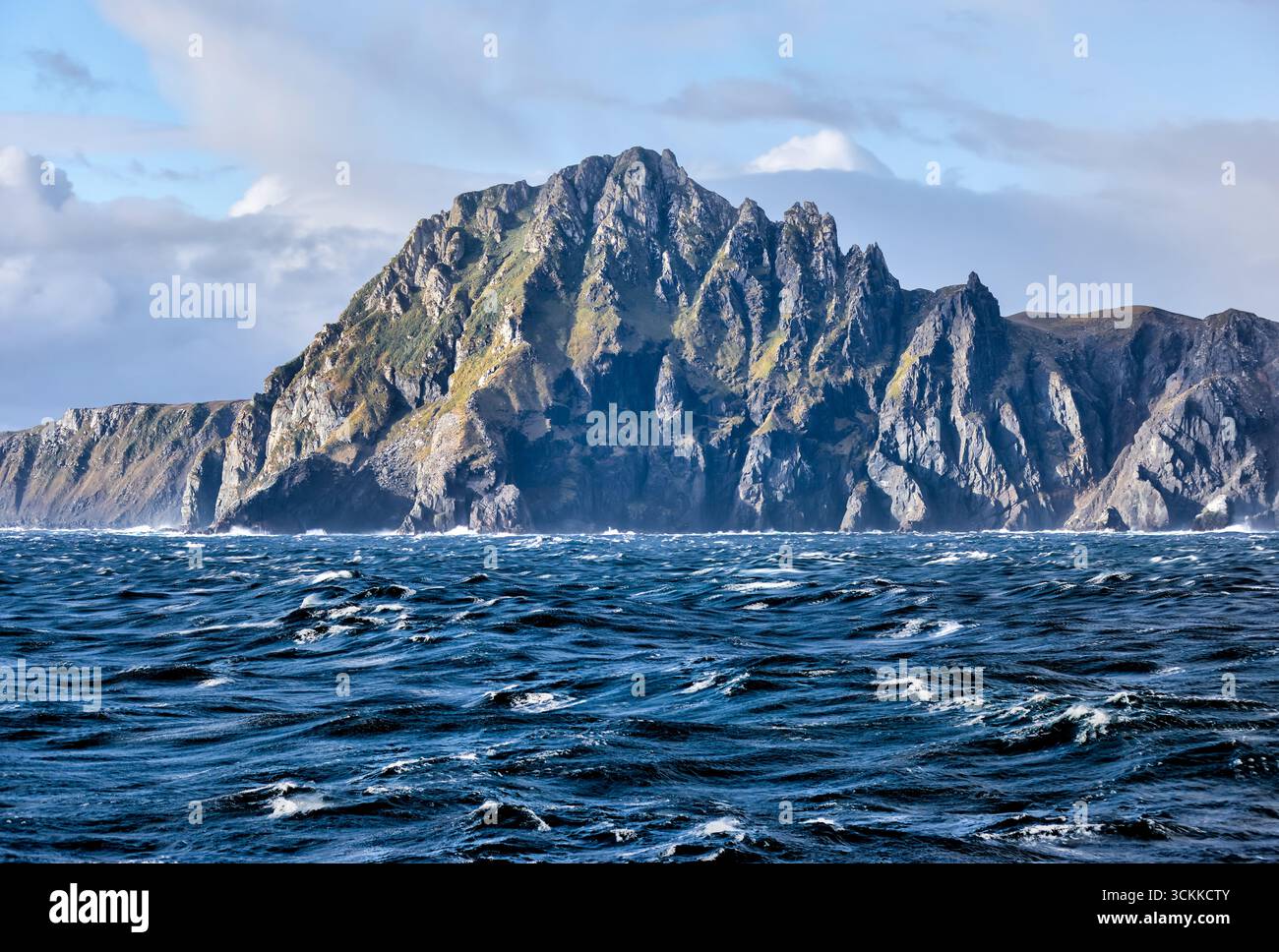 Cap Horn, Chili – 23 décembre 2022 : falaises escarpées du Cap Horn vues depuis un bateau de croisière traversant le passage de Drake sous un ciel spectaculaire Banque D'Images