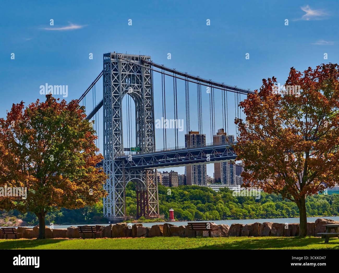 Le pont George Washington de Fort Lee, New Jersey. Pris d'une aire de pique-nique pittoresque au bord de la rivière. Avec le petit phare rouge sous le pont. Banque D'Images
