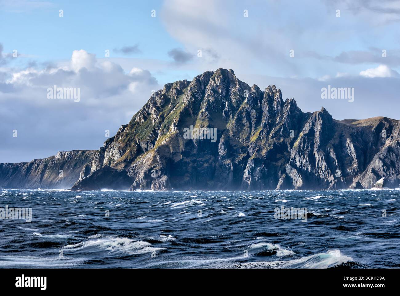 Cap Horn, Chili – 23 décembre 2022 : falaises escarpées du Cap Horn vues depuis un bateau de croisière traversant le passage de Drake sous un ciel spectaculaire Banque D'Images
