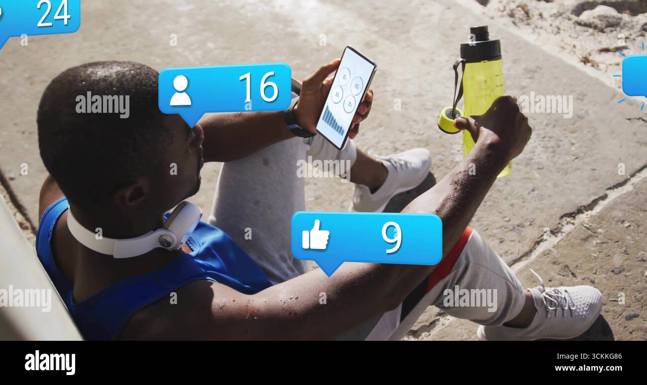 Homme assis dans la chemise regardant les diagrammes de téléphone sur les marches extérieures avec bouteille jaune, casque sans fil Banque D'Images