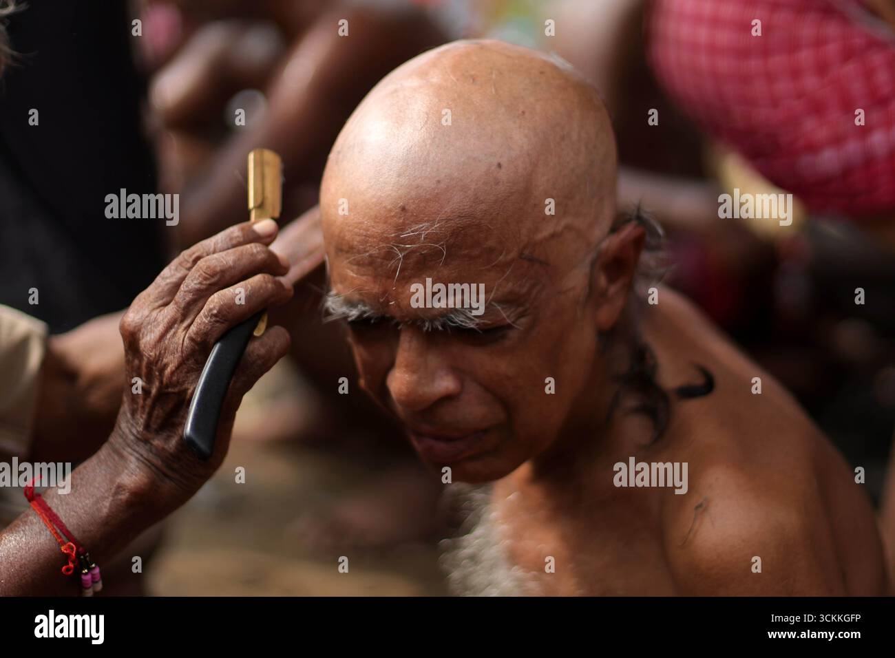 Prayagraj, Inde. 12 Sep.2025. Un homme se fait raser la tête dans le cadre de rituels pour rendre hommage à ses ancêtres pendant 'Pitru Paksha', à Sangam, à Prayagraj, vendredi .Credit : Anil Shakya/Alamy Live News Banque D'Images