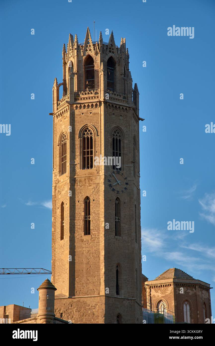 La tour de l'ancienne cathédrale de Lleida, en Catalogne, s'élève majestueusement des murs de pierre, illuminés par le soleil d'été. Banque D'Images