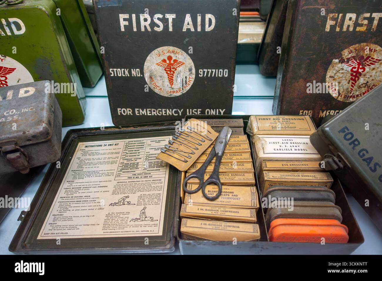Kits de premiers soins américains de la seconde Guerre mondiale montrant des bandages, des pansements et des épingles de sécurité dans des boîtes métalliques de l'armée américaine, utilisés pendant la seconde Guerre mondiale Banque D'Images