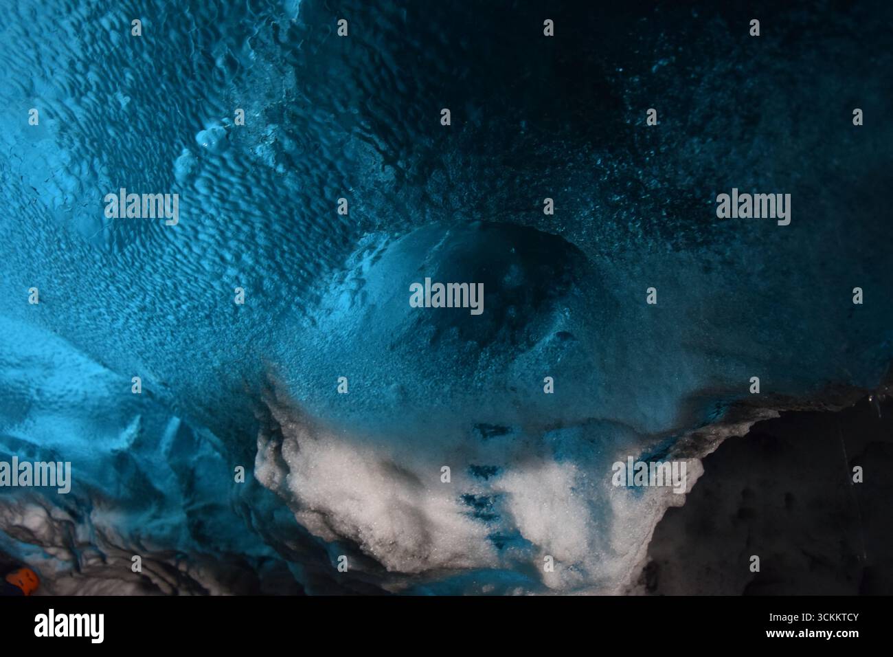 La glace claire apparaît bleue dans une grotte de glace portée dans un glacier en Islande, février 2017 Banque D'Images