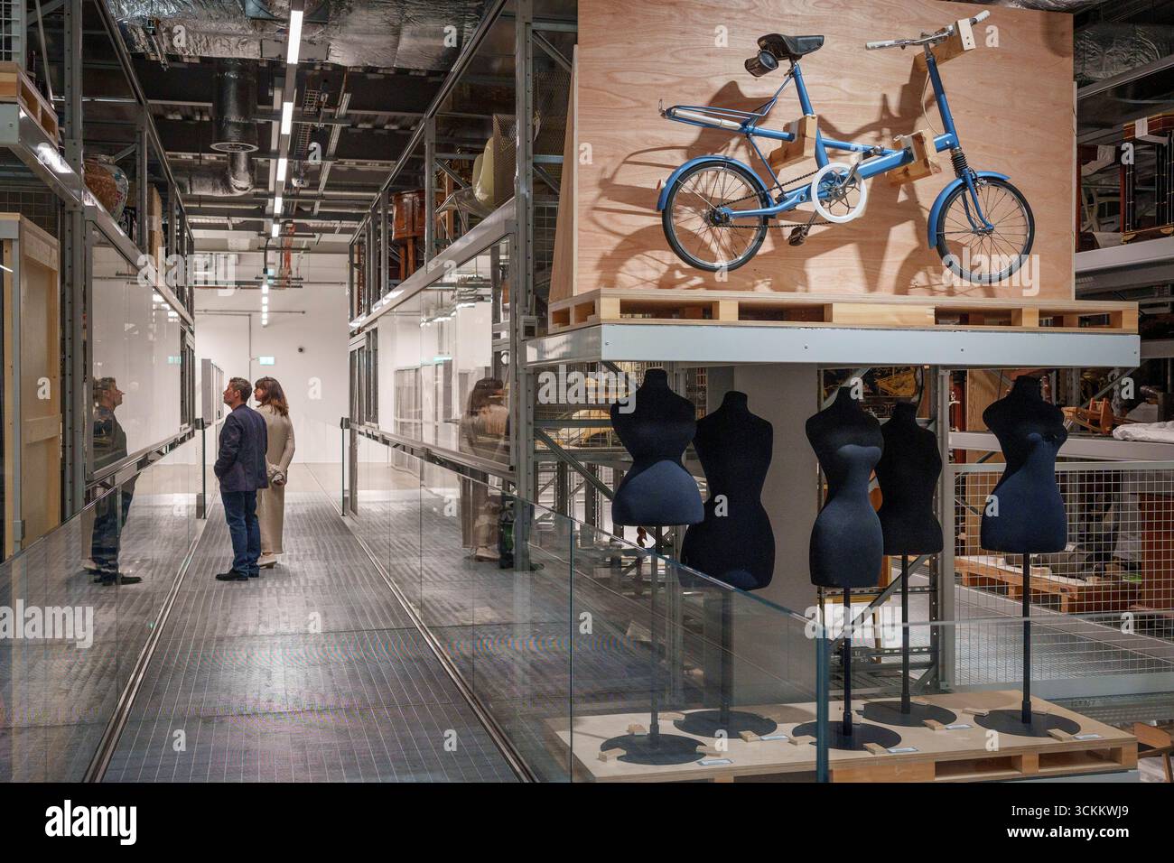 Les visiteurs parcourent les objets d'art, de design et de mode exposés au V&A East Storehouse, le 12 septembre 2025, à Londres, en Angleterre. V&A East Storehouse a été créé pour offrir un accès public sans précédent aux collections et archives V&A. Les visiteurs peuvent parcourir les archives qui couvrent l'histoire du monde autour du globe. V&A East Storehouse a été conçu par les architectes Diller Scofidio + Renfro et a ouvert ses portes en mai 2025. Banque D'Images