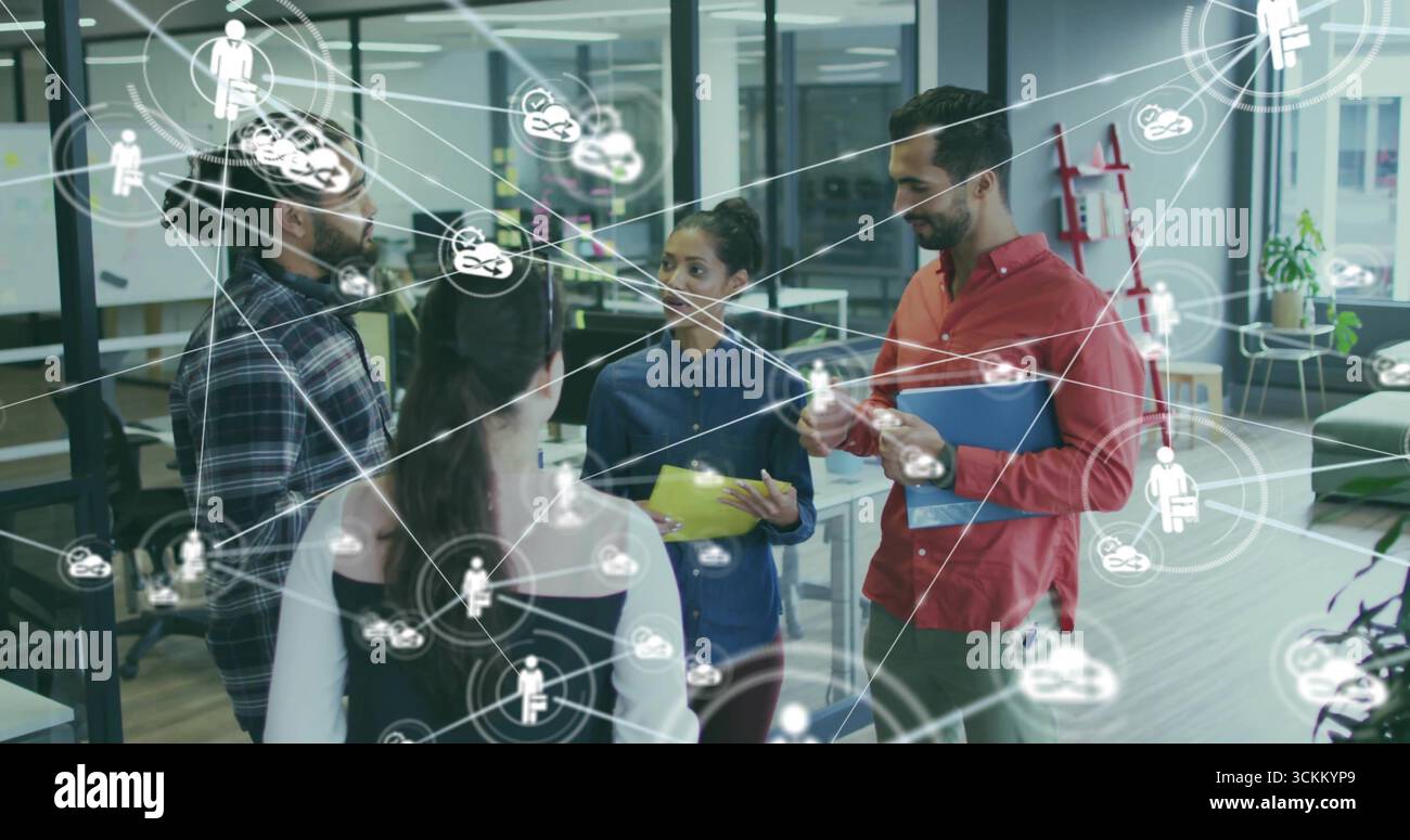 Équipe de collaboration de cinq discutant du projet dans le bureau, avec des dossiers colorés et des icônes réseau Banque D'Images