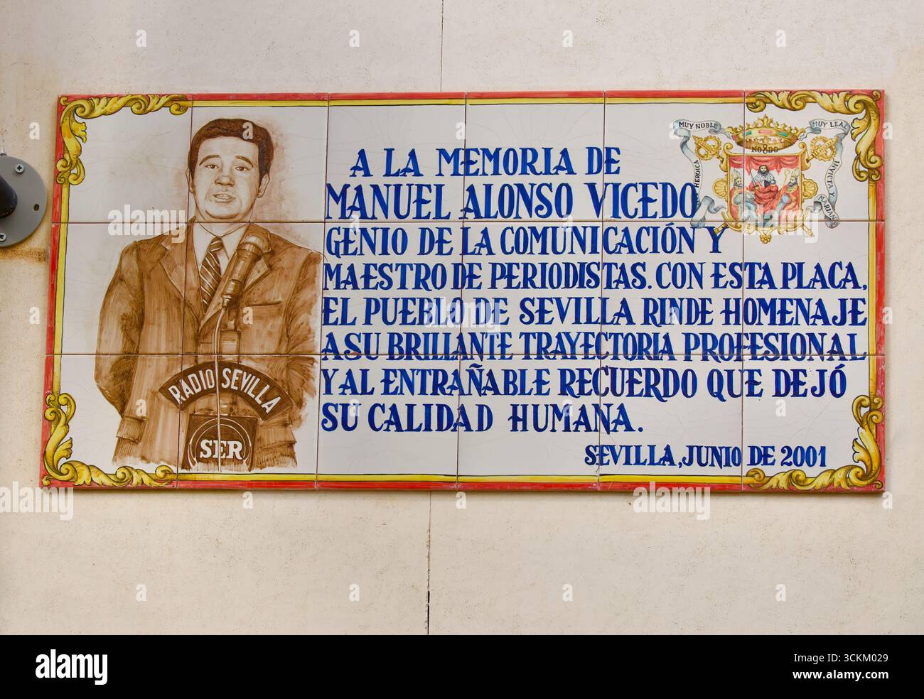 Plaque murale en carreaux de céramique peinte datée de juin 2001 à la mémoire du journaliste de Radio Sevilla Manuel Alonso Vicedo Seville Andalousie Espagne Europe Banque D'Images