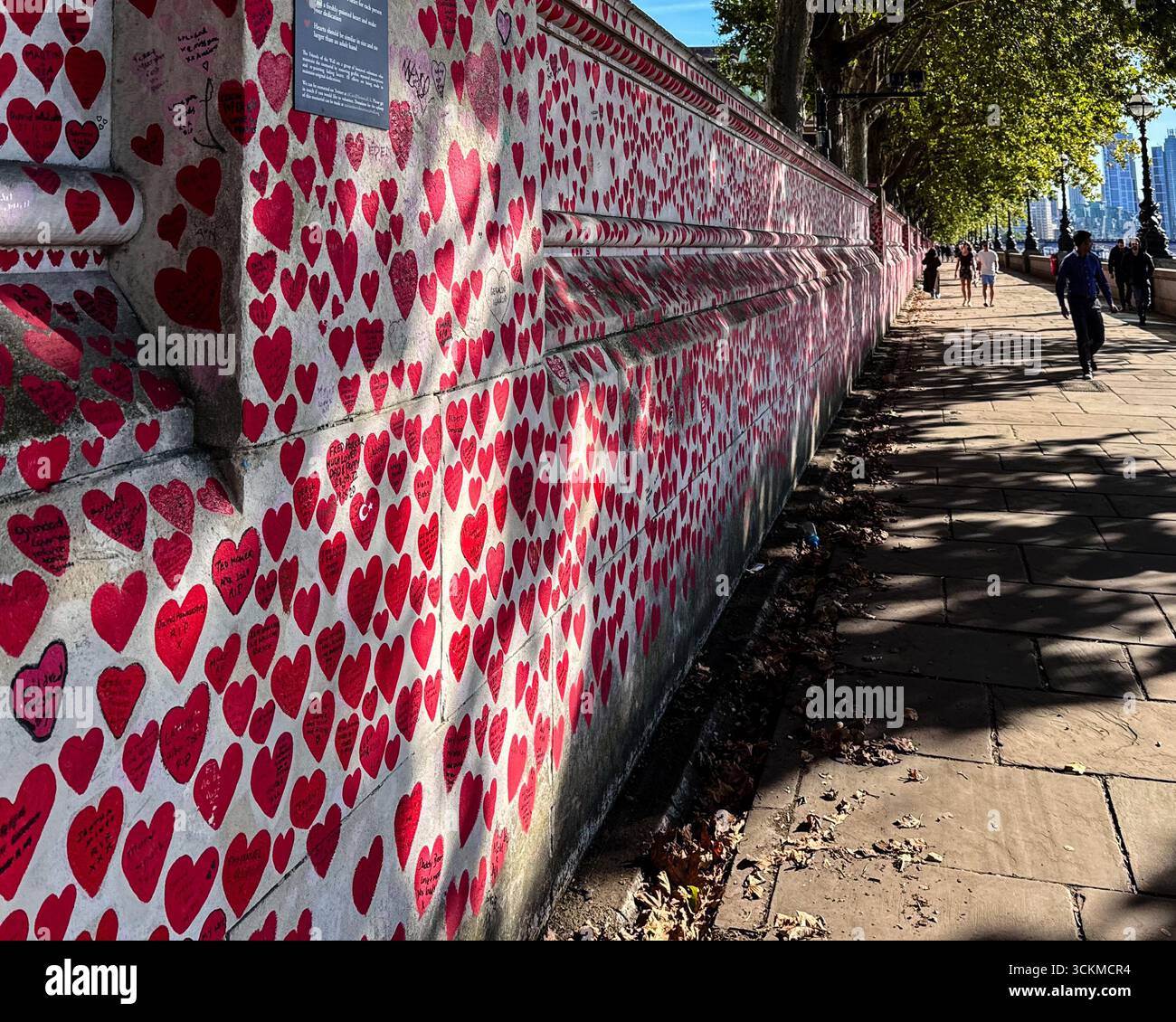 Le mur commémoratif national britannique du Covid le long de la Tamise. Le mur s'étend sur 500 mètres le long de la Tamise, juste en face du H. - Image de stock capturée avec un smartphone