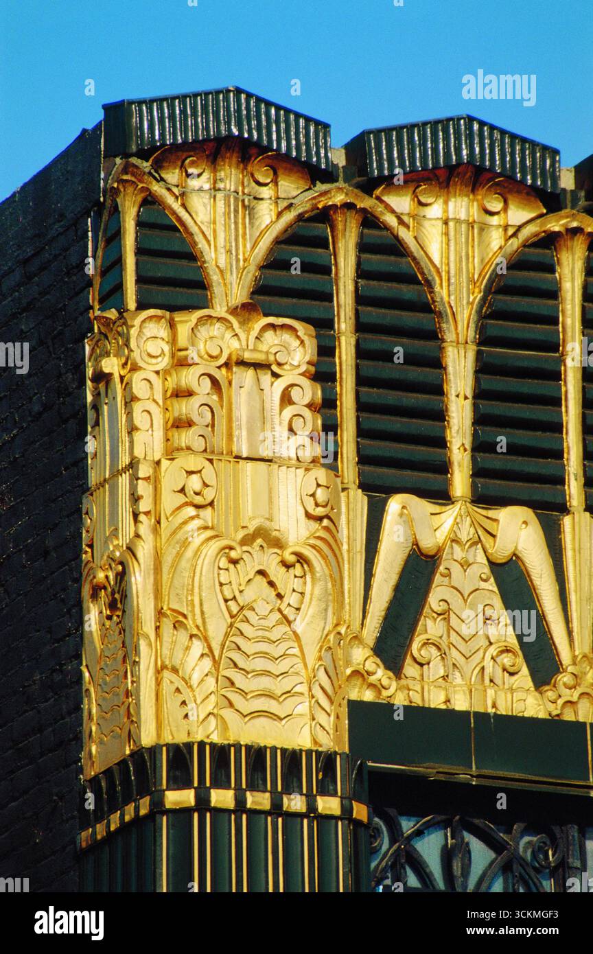 Détail du bâtiment vintage 1931 Art Déco noir et or, le Selig Clothing Store, par l'architecte Arthur C. Harvey sur Western Ave. à Los Angeles, Californie, États-Unis Banque D'Images