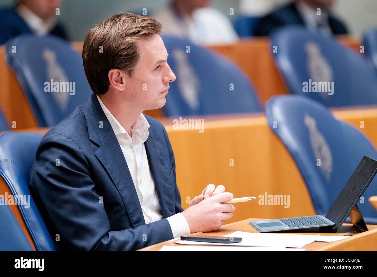 2025-09-11 Néerlandais Tweede Kamer débat plénier DEN HAAG, PAYS-BAS - 11 SEPTEMBRE : Laurens Dassen Volt lors du débat plénier à la Tweede Kamer le 11 septembre 2025 à Den Haag, pays-Bas Den Haag Tweede Kamer pays-Bas contenu non disponible pour redistribution aux pays-Bas directement ou indirectement par des tiers. Droit d'auteur : xJohnxBeckmannx Banque D'Images