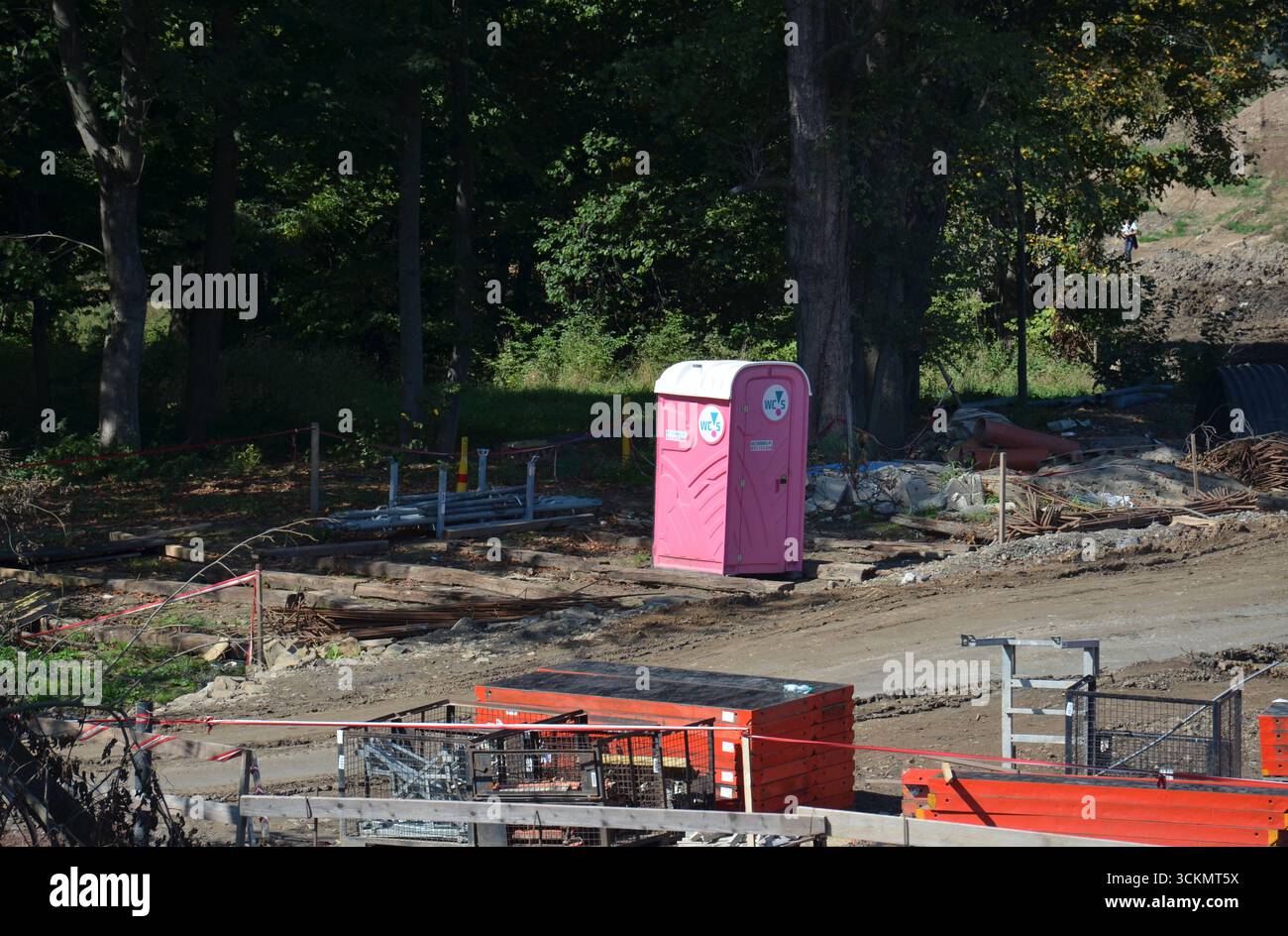 Cabine de toilettes portatives (toi toi) placée sur un chantier de construction. Solution d'hygiène et d'assainissement pour les travailleurs dans les projets de construction extérieure. Banque D'Images