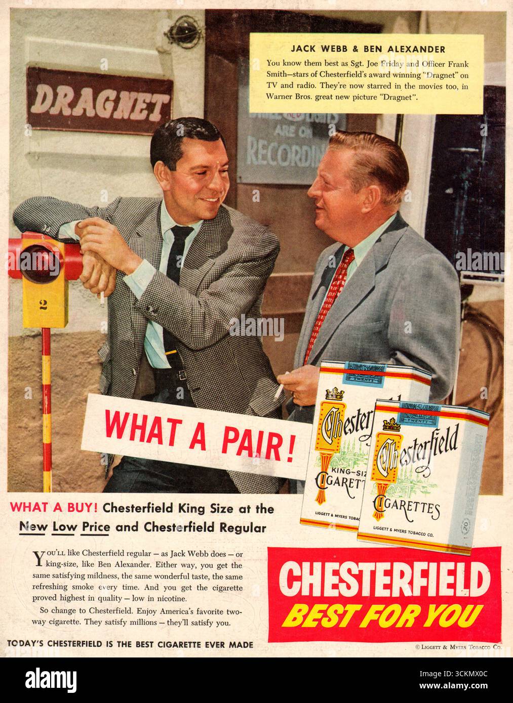 1954 Chesterfield cigarette annonce mettant en vedette Jack Webb et Ben Alexander Banque D'Images