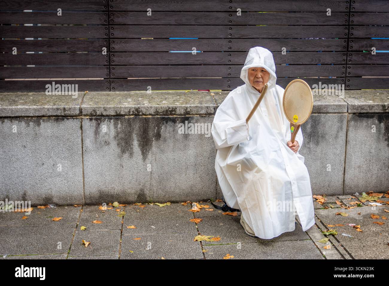 Des centaines de militants se sont rassemblés devant le Excel Centre à Londres pour protester contre la Foire aux armes DSEI, l’une des plus grandes expositions d’armes au monde. Les manifestants ont condamné le commerce des armes et son rôle dans les conflits à travers le monde. La police a maintenu une forte présence, avec des moments de tension alors que les manifestants tentaient de bloquer l'accès au site. Banque D'Images