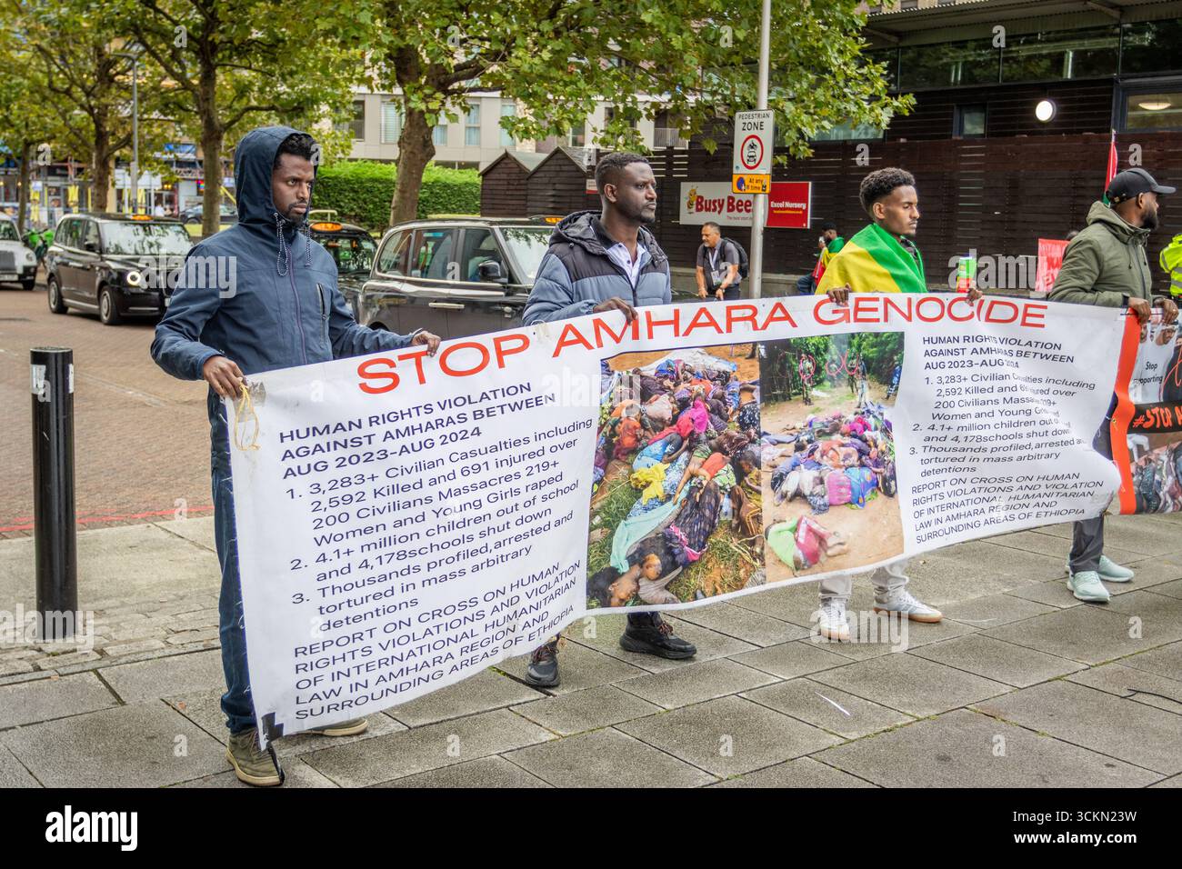 Des centaines de militants se sont rassemblés devant le Excel Centre à Londres pour protester contre la Foire aux armes DSEI, l’une des plus grandes expositions d’armes au monde. Les manifestants ont condamné le commerce des armes et son rôle dans les conflits à travers le monde. La police a maintenu une forte présence, avec des moments de tension alors que les manifestants tentaient de bloquer l'accès au site. Banque D'Images