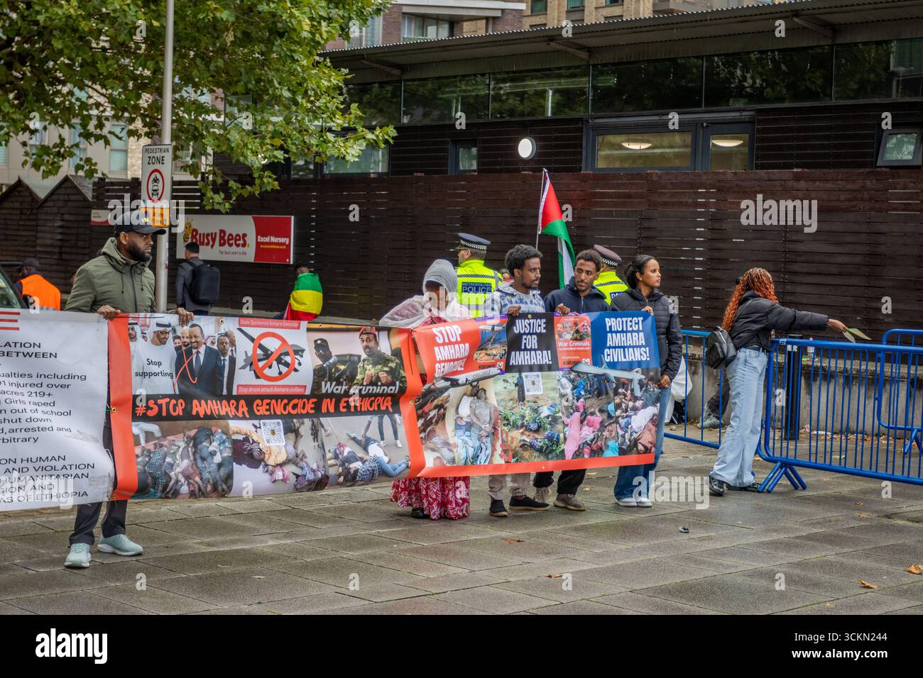 Des centaines de militants se sont rassemblés devant le Excel Centre à Londres pour protester contre la Foire aux armes DSEI, l’une des plus grandes expositions d’armes au monde. Les manifestants ont condamné le commerce des armes et son rôle dans les conflits à travers le monde. La police a maintenu une forte présence, avec des moments de tension alors que les manifestants tentaient de bloquer l'accès au site. Banque D'Images