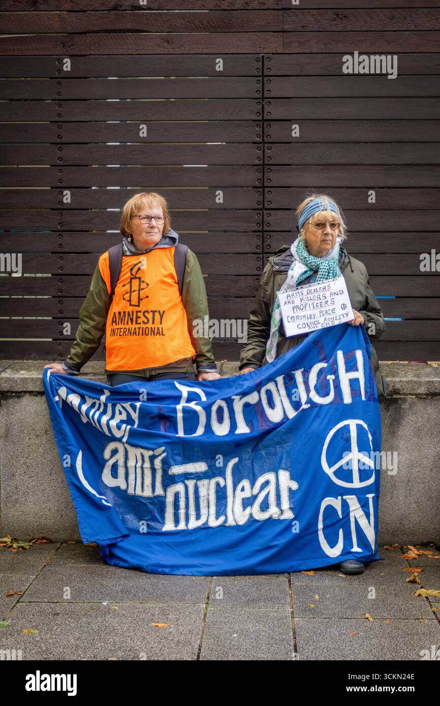 Des centaines de militants se sont rassemblés devant le Excel Centre à Londres pour protester contre la Foire aux armes DSEI, l’une des plus grandes expositions d’armes au monde. Les manifestants ont condamné le commerce des armes et son rôle dans les conflits à travers le monde. La police a maintenu une forte présence, avec des moments de tension alors que les manifestants tentaient de bloquer l'accès au site. Banque D'Images