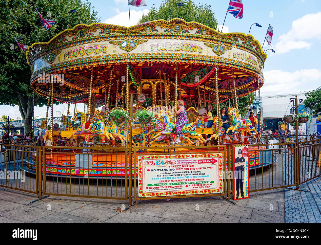 LONDRES, ANGLETERRE - 28 août 2025 : le Southbank Carrousel près de Jubilee Gardens attire les familles et les touristes avec ses chevaux ornés et son omble intemporel Banque D'Images