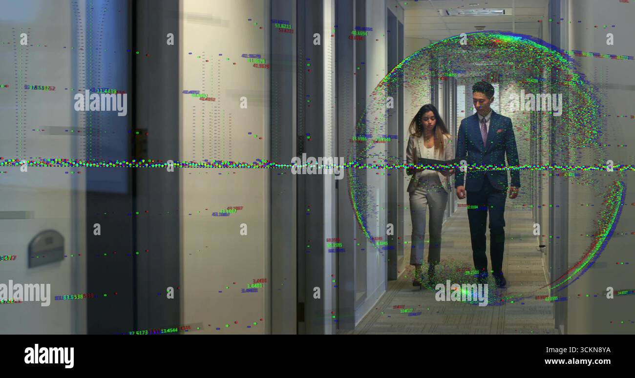 Marcher des collègues en costume se déplaçant dans le couloir du bureau avec recouvrement de pépins et portes, espace de copie Banque D'Images