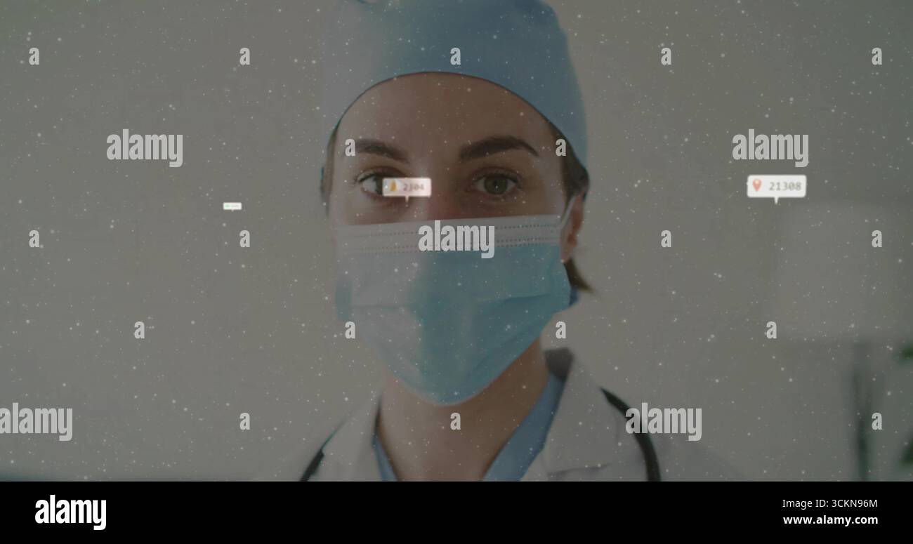 Professionnel debout portant un manteau blanc avec bonnet chirurgical et masque dans la salle d'examen, avec stéthoscope Banque D'Images