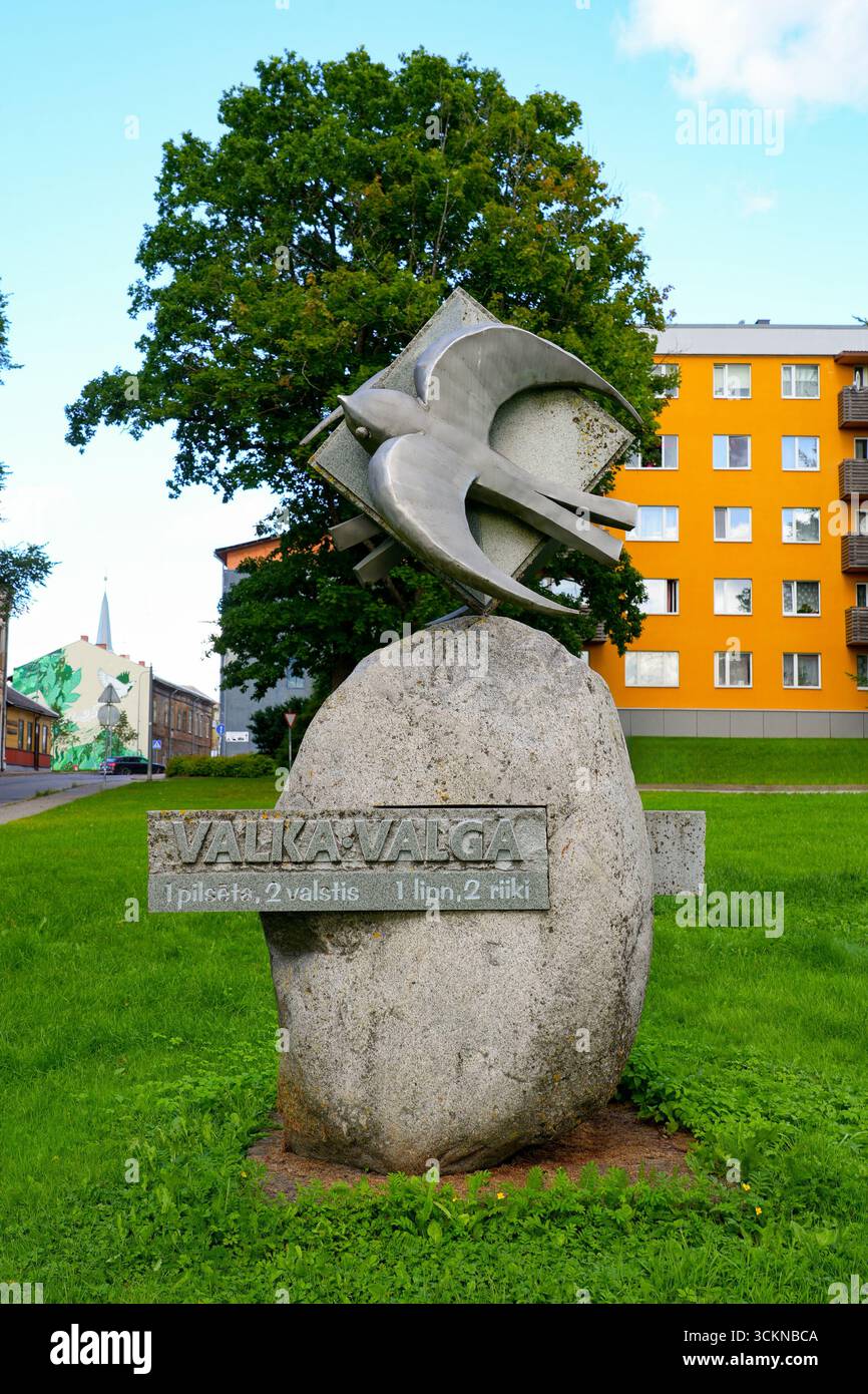 Sculpture d'une colombe paisible à la frontière ouverte entre Valga, Estonie, et Valka, Lettonie. Une frontière Schengen pacifique dans les États baltes. Banque D'Images