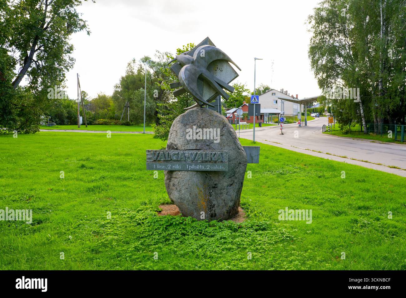 Sculpture d'une colombe paisible à la frontière ouverte entre Valga, Estonie, et Valka, Lettonie. Une frontière Schengen pacifique dans les États baltes. Banque D'Images