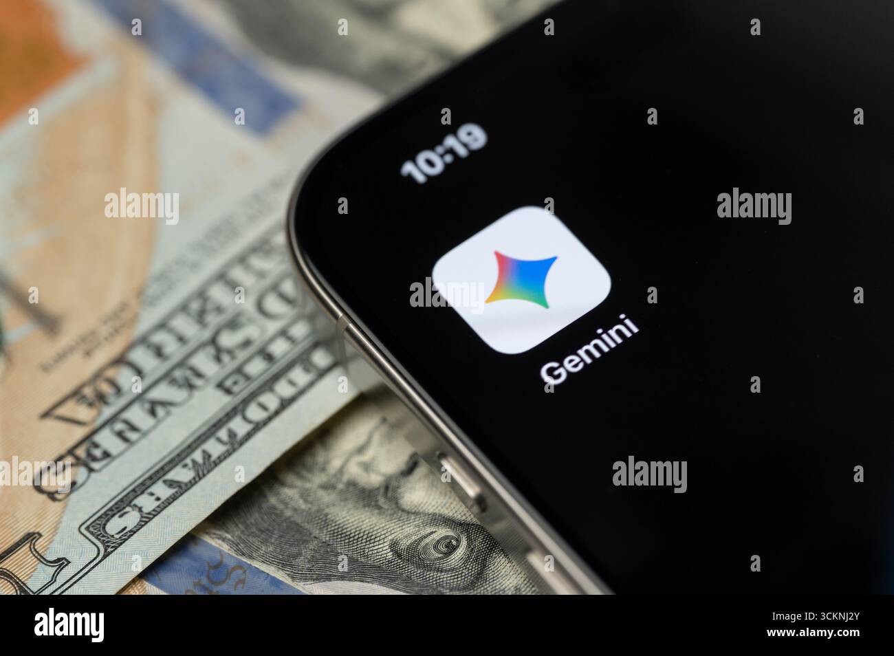New York, États-Unis - 12 septembre 2025 : application Google Gemini sur l'écran de smartphone avec fond dollar vue rapprochée Banque D'Images