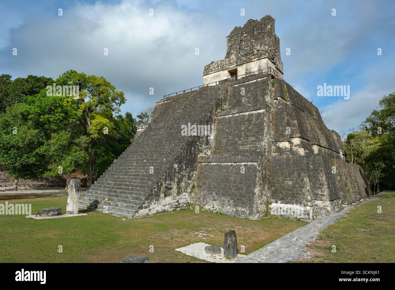 Flores, Guatemala - 12 juin 2025 : Temple des masques à Tikal, c'est les ruines d'une ancienne ville maya à Flores, département de Peten, Guatemala. Banque D'Images