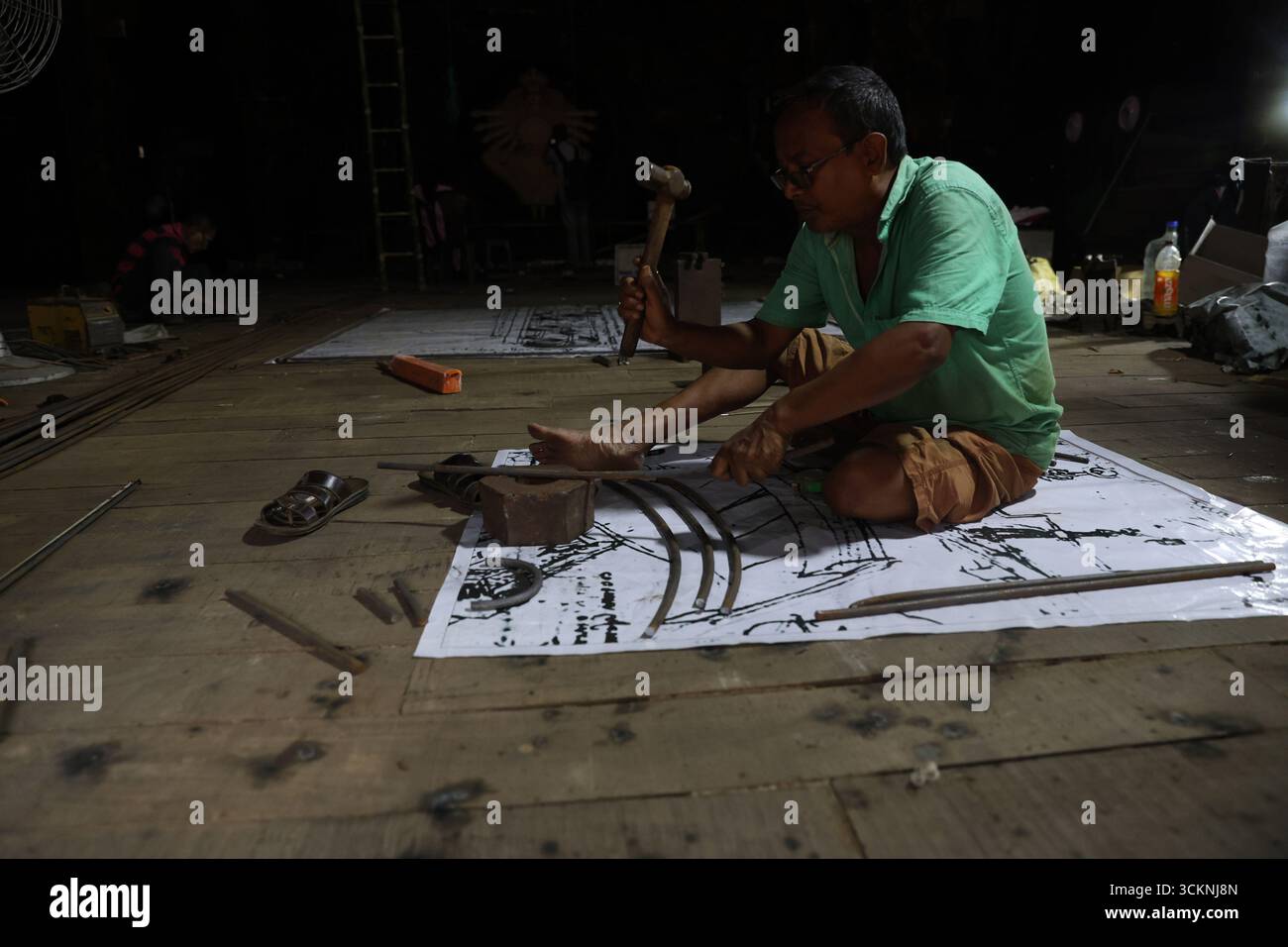 Kolkata, Bengale occidental, Inde. 12 septembre 2025. Un artisan décore dans un pandal temporaire en construction pour enseigner aux peuples les différents aspects de la biologie avec des boîtes à huile de cuisson usagées, avant le festival Durga Puja à Kolkata, en Inde, le 12 septembre 2025. Le festival annuel de Durga Puja, qui commence le 28 septembre et se termine le 2 octobre, est l'un des festivals les plus populaires pour les hindous. Dans la mythologie hindoue, la déesse hindoue Durga symbolise le pouvoir et le triomphe du bien sur le mal. (Crédit image : © Rupak de Chowdhuri/ZUMA Press Wire) USAGE ÉDITORIAL SEULEMENT ! Non destiné à des fins commerciales Banque D'Images