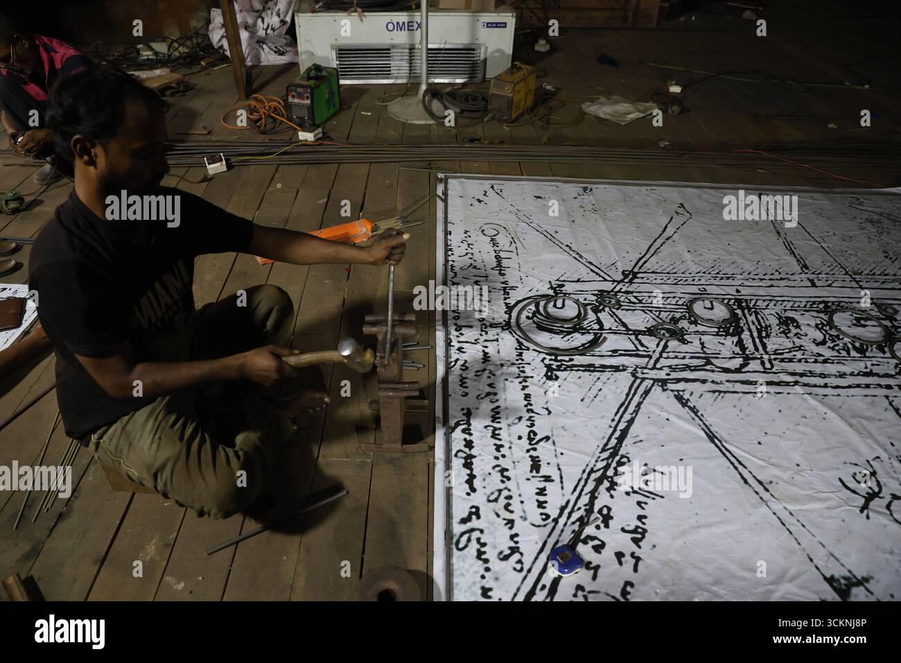 Kolkata, Bengale occidental, Inde. 12 septembre 2025. Un artisan décore dans un pandal temporaire en construction pour enseigner aux peuples les différents aspects de la biologie avec des boîtes à huile de cuisson usagées, avant le festival Durga Puja à Kolkata, en Inde, le 12 septembre 2025. Le festival annuel de Durga Puja, qui commence le 28 septembre et se termine le 2 octobre, est l'un des festivals les plus populaires pour les hindous. Dans la mythologie hindoue, la déesse hindoue Durga symbolise le pouvoir et le triomphe du bien sur le mal. (Crédit image : © Rupak de Chowdhuri/ZUMA Press Wire) USAGE ÉDITORIAL SEULEMENT ! Non destiné à des fins commerciales Banque D'Images