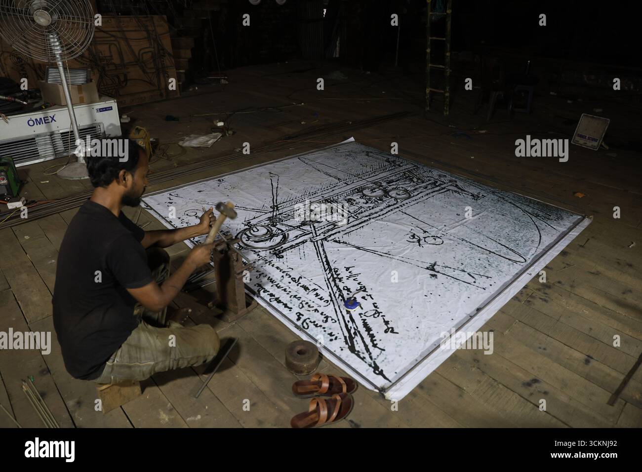 Kolkata, Bengale occidental, Inde. 12 septembre 2025. Un artisan décore dans un pandal temporaire en construction pour enseigner aux peuples les différents aspects de la biologie avec des boîtes à huile de cuisson usagées, avant le festival Durga Puja à Kolkata, en Inde, le 12 septembre 2025. Le festival annuel de Durga Puja, qui commence le 28 septembre et se termine le 2 octobre, est l'un des festivals les plus populaires pour les hindous. Dans la mythologie hindoue, la déesse hindoue Durga symbolise le pouvoir et le triomphe du bien sur le mal. (Crédit image : © Rupak de Chowdhuri/ZUMA Press Wire) USAGE ÉDITORIAL SEULEMENT ! Non destiné à des fins commerciales Banque D'Images